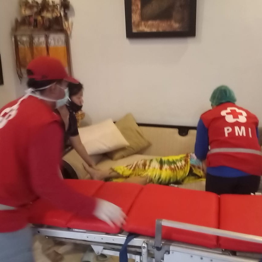Ambulance PMI Rujuk Pasien Di Jl. Taman Sari Asri