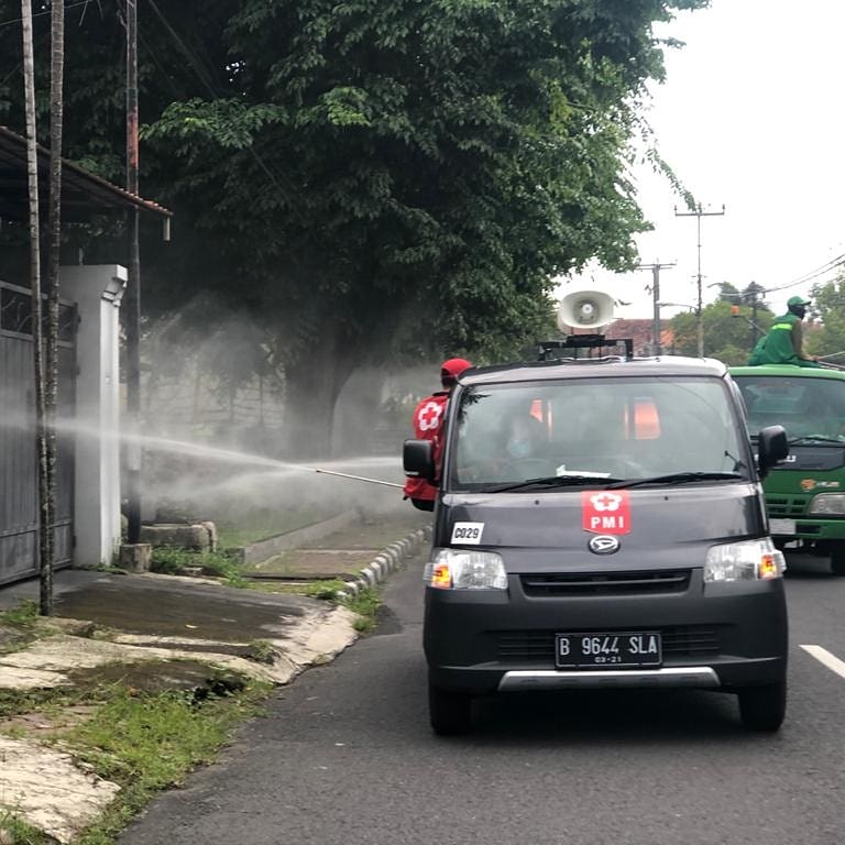 Spraying disinfektan Wilayah Kelurahan Dangin Puri Kangin