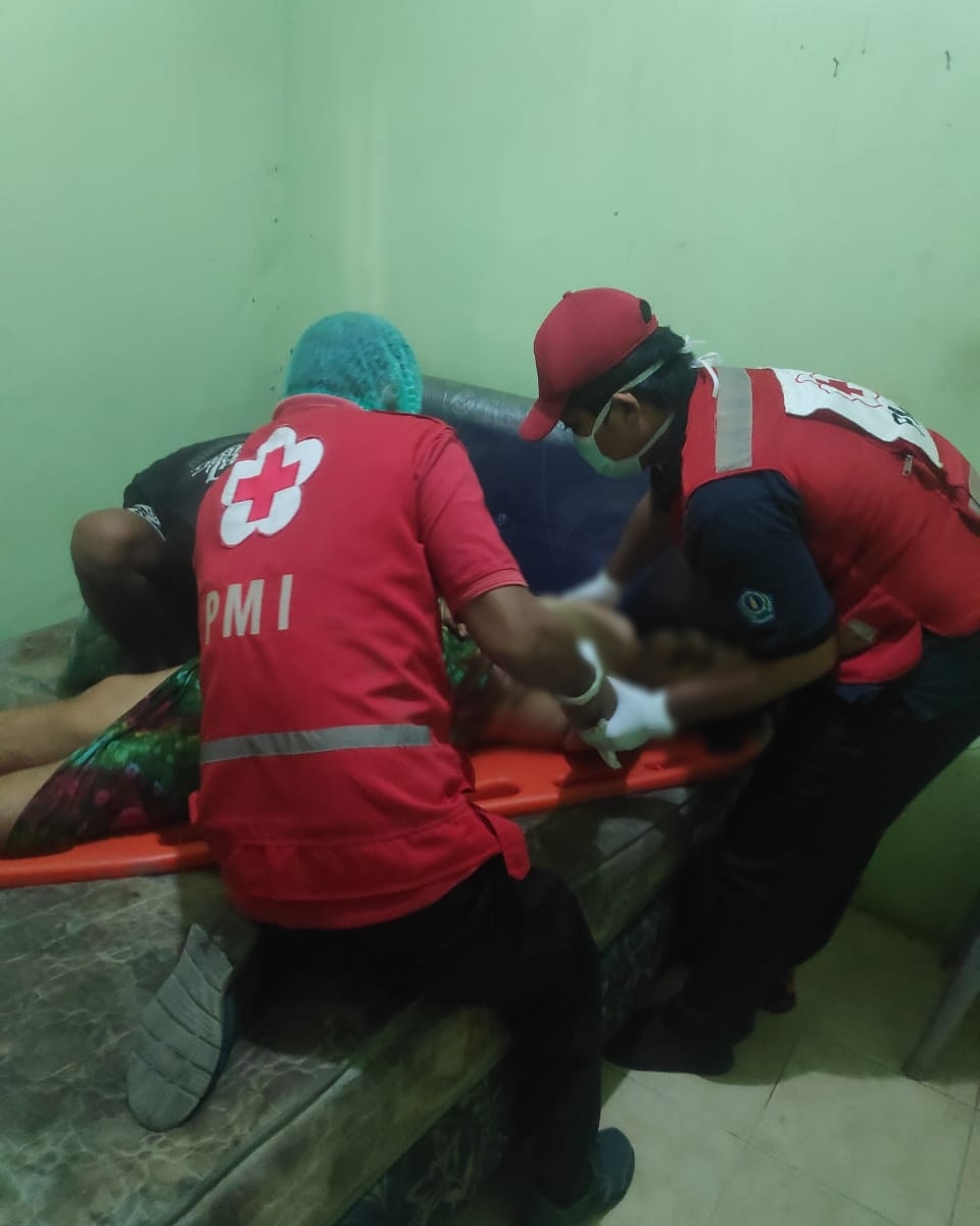 Ambulance PMI Rujuk Pasien Di Jl. Gunung Athena