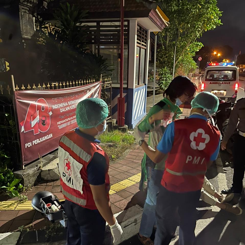 Ambulance PMI Penanganan Korban Lakalantas TL Imam Bonjol Soputan