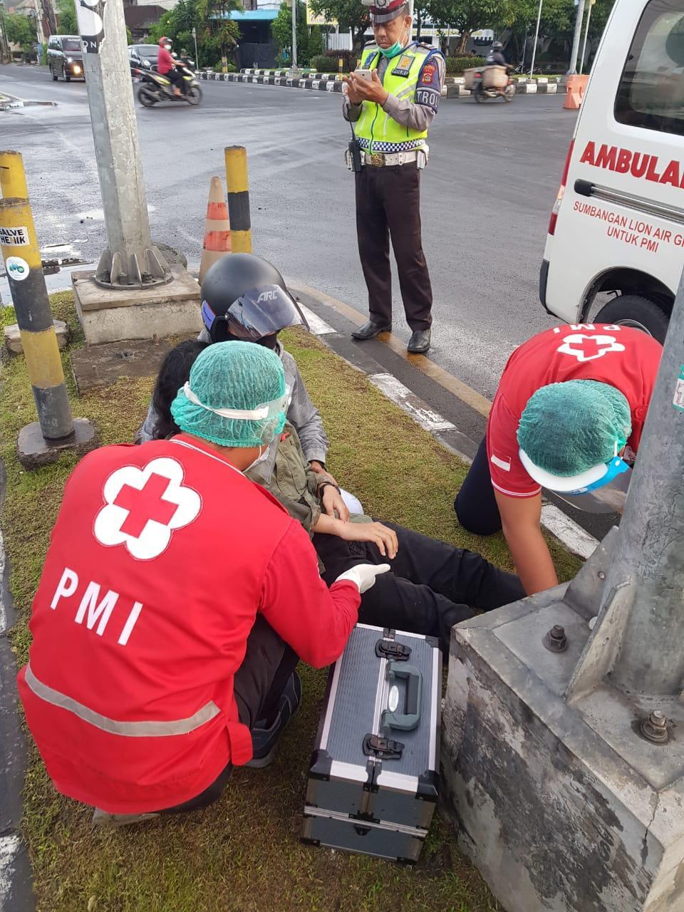 Ambulance PMI Penanganan Korban Lakalantas Jl. Imam Bonjol TL Sunset Road