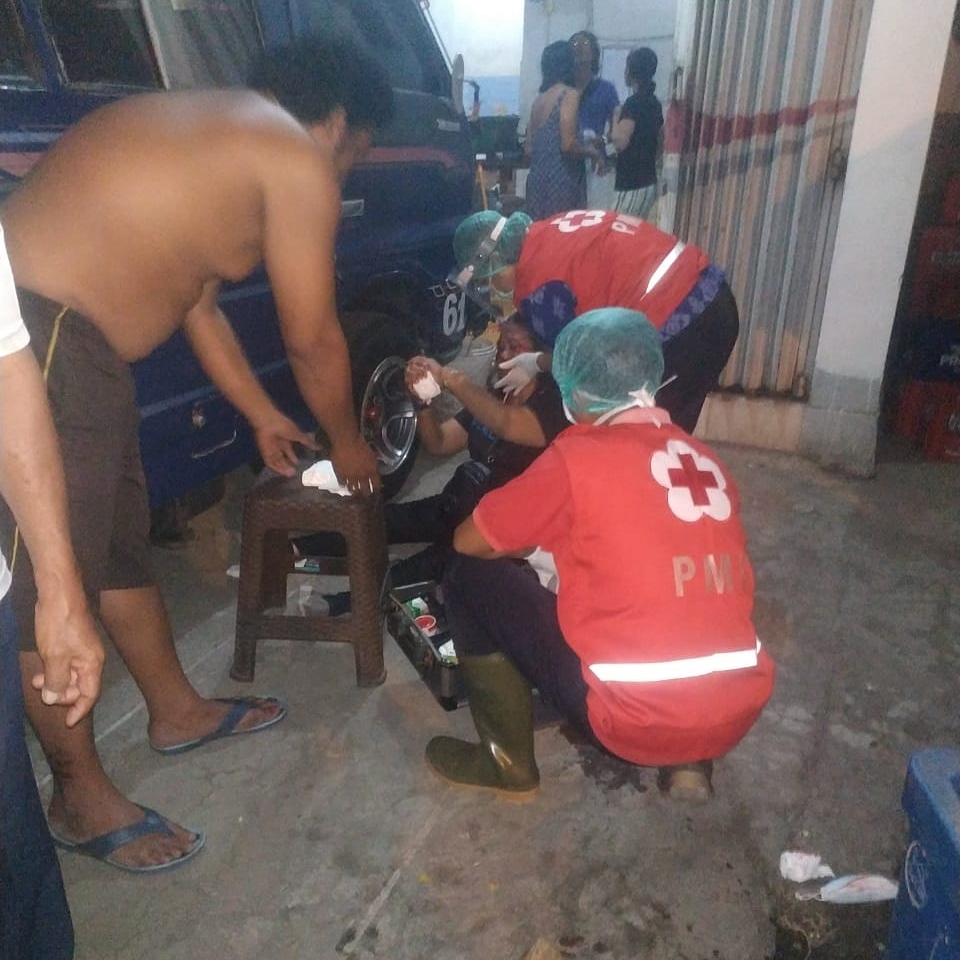 Ambulance PMI Penanganan Korban Lakalantas Jl. Teuku Umar Barat