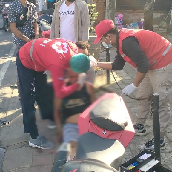 Ambulance PMI Penanganan Korban Lakalantas Jl. Pulau Kawe