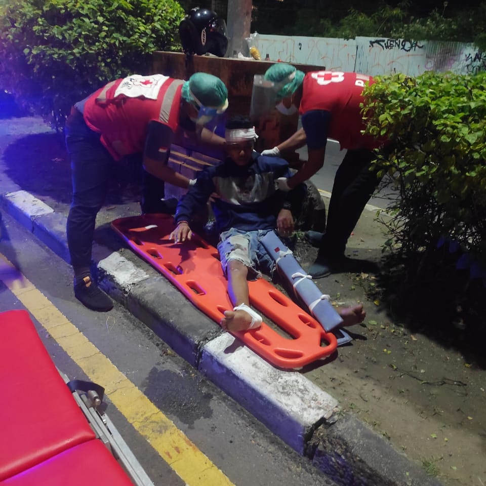 Ambulance PMI Penanganan Korban Lakalantas Jl. Sunset Road