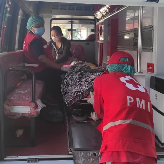 Ambulance PMI Rujuk Pasien Di Jl. Tukad Badung
