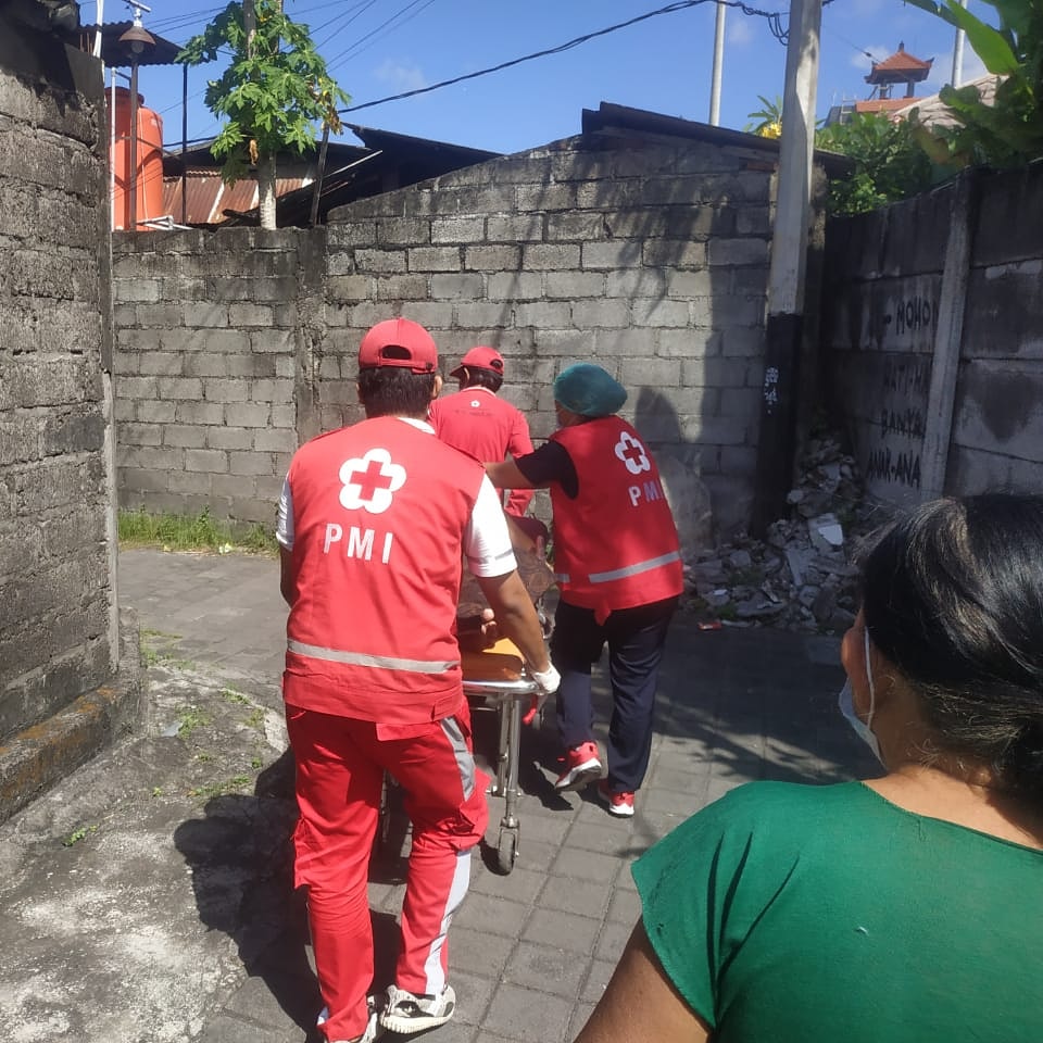 Ambulance PMI Rujuk Pasien Di Jl. Imam Bonjol