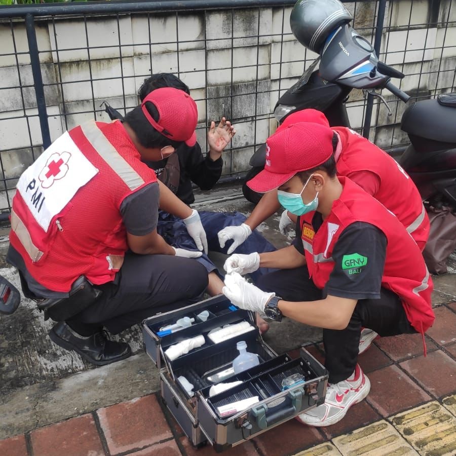 Ambulance PMI Penanganan Lakalantas Jl. Sunset Road
