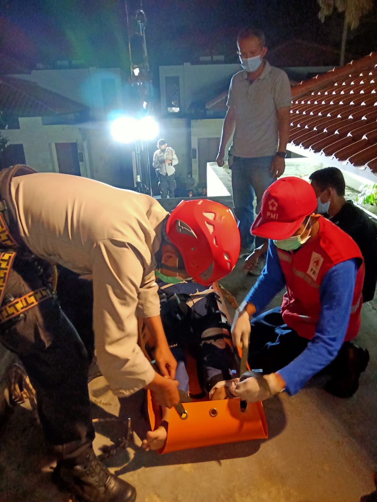 Ambulance PMI Evakuasi Korban Kecelakaan Kerja