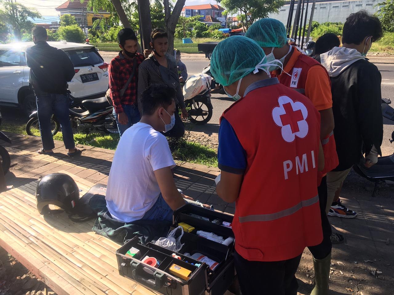 Ambulance PMI Penanganan Korban Lakalantas Jl. Teuku Umar Barat