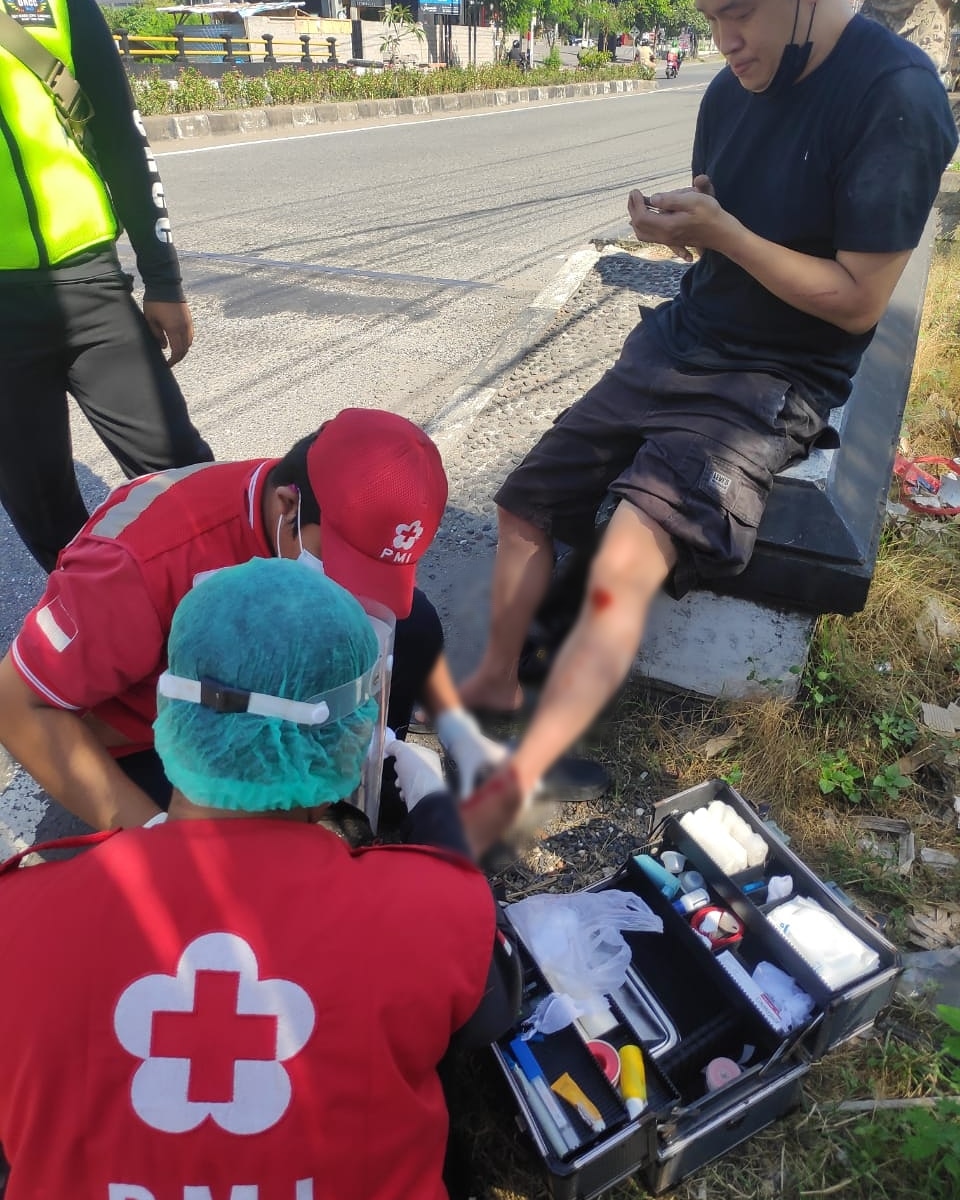 Ambulance PMI Penanganan Korban Lakalantas Jl. Teuku Umar Barat