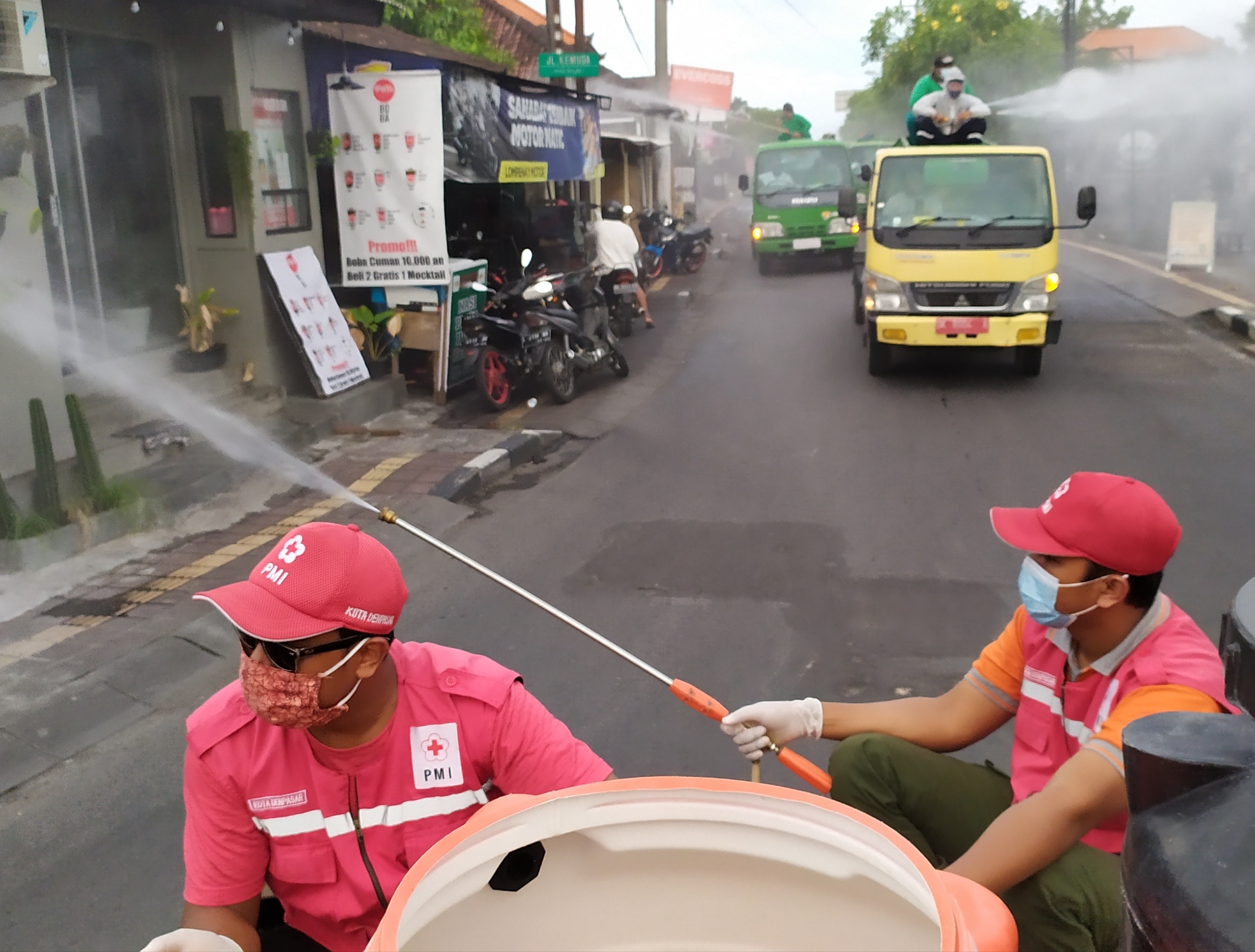 Penyemprotan Disinfektan di Kelurahan Tonja