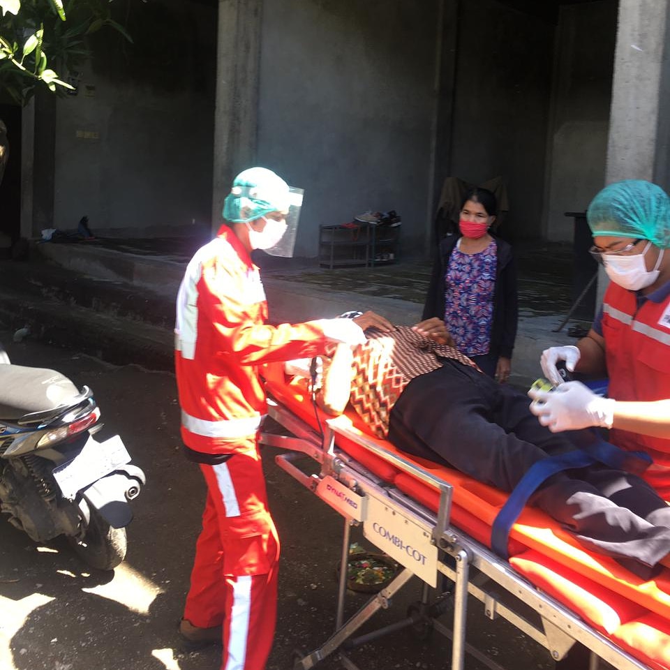Siaga Ambulance PMI Rujuk Pasien Di Jl. Imam Bonjol