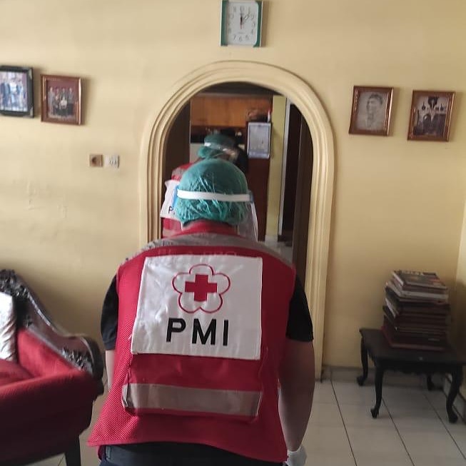 Ambulance PMI Evakuasi Jenazah di Jalan Pulau Misol