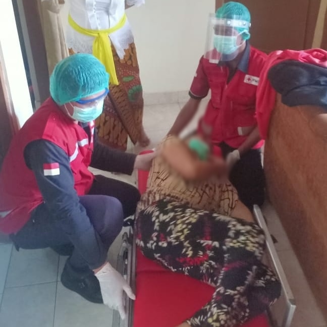 Ambulance PMI Rujuk Pasien Di Jl. Bukit Tunggal