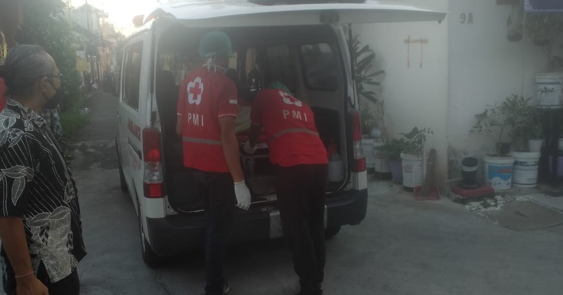 Ambulance PMI Rujuk Pasien Di Jl. Durian