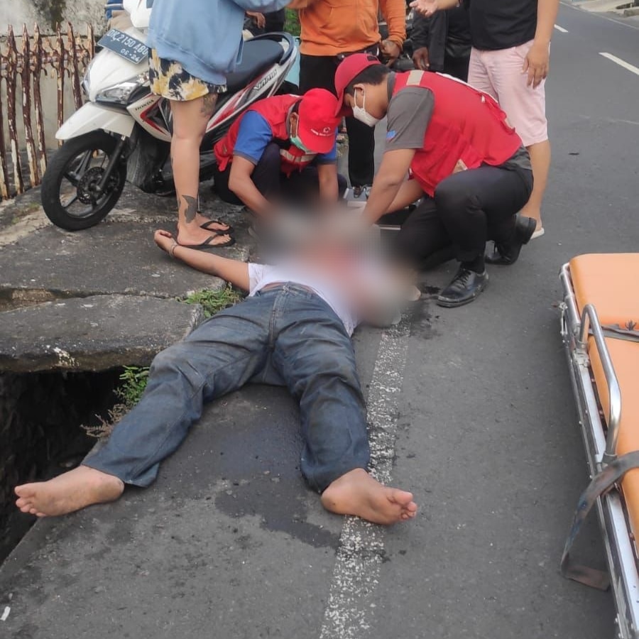 Ambulance PMI Penanganan Lakalantas Jl. Gunung Lempuyang