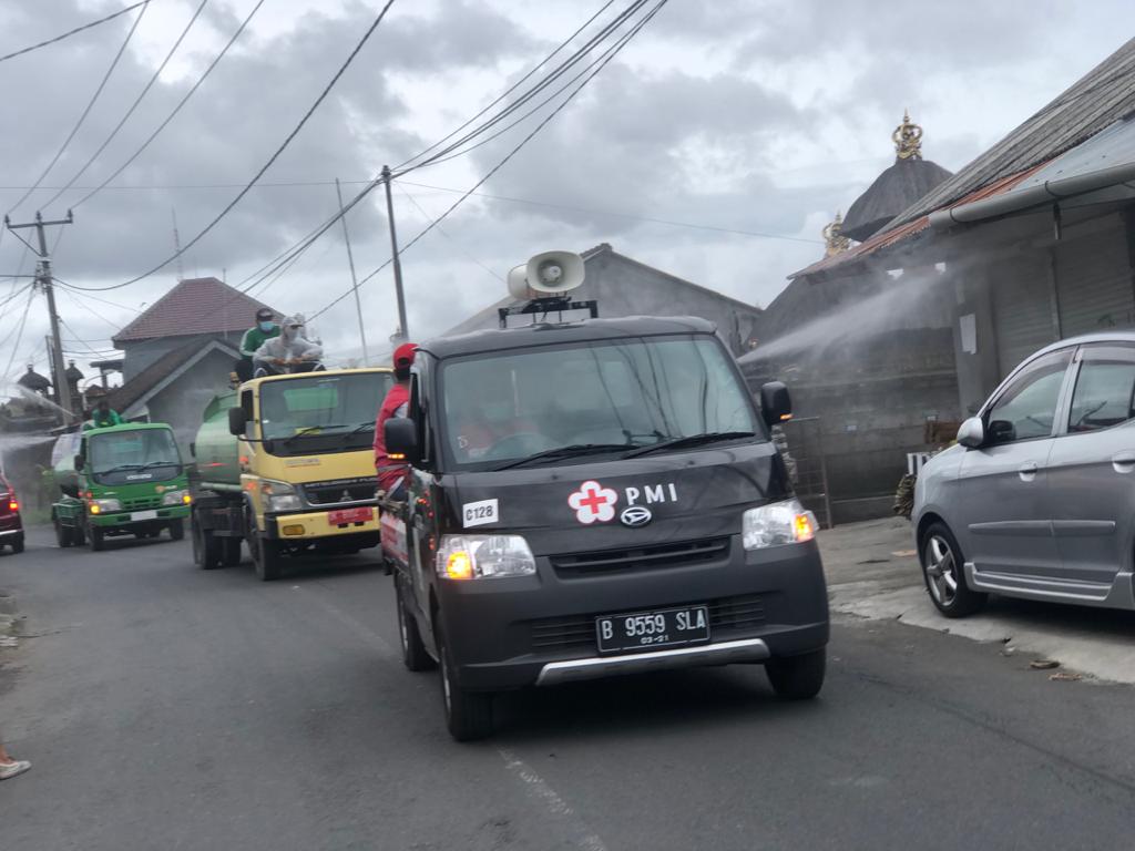 Penyemprotan Disinfektan di Kelurahan Peguyangan Kangin