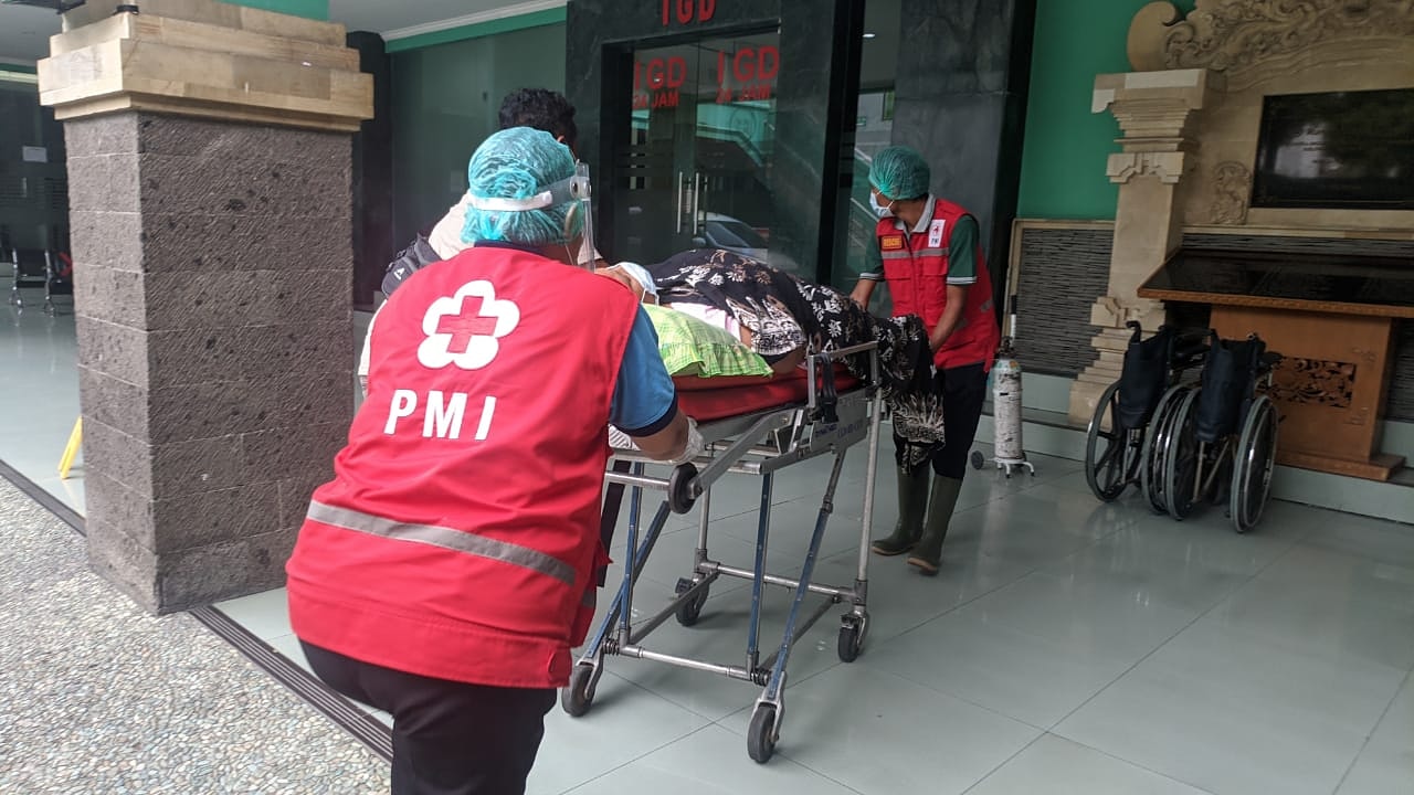 Siaga Ambulance PMI Rujuk Pasien Di Jl. Gunung Guntur