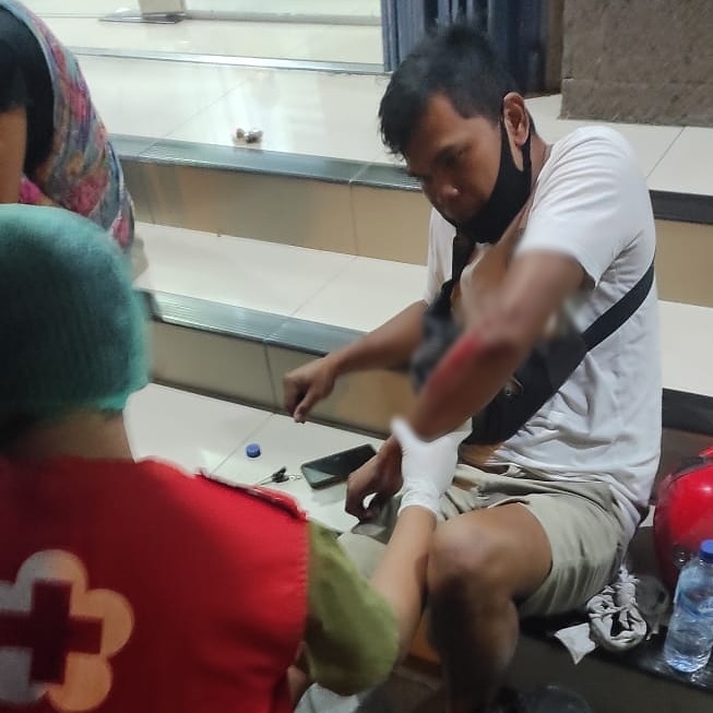 Ambulance PMI Penanganan Korban Lakalantas Jl. Mahendradatta