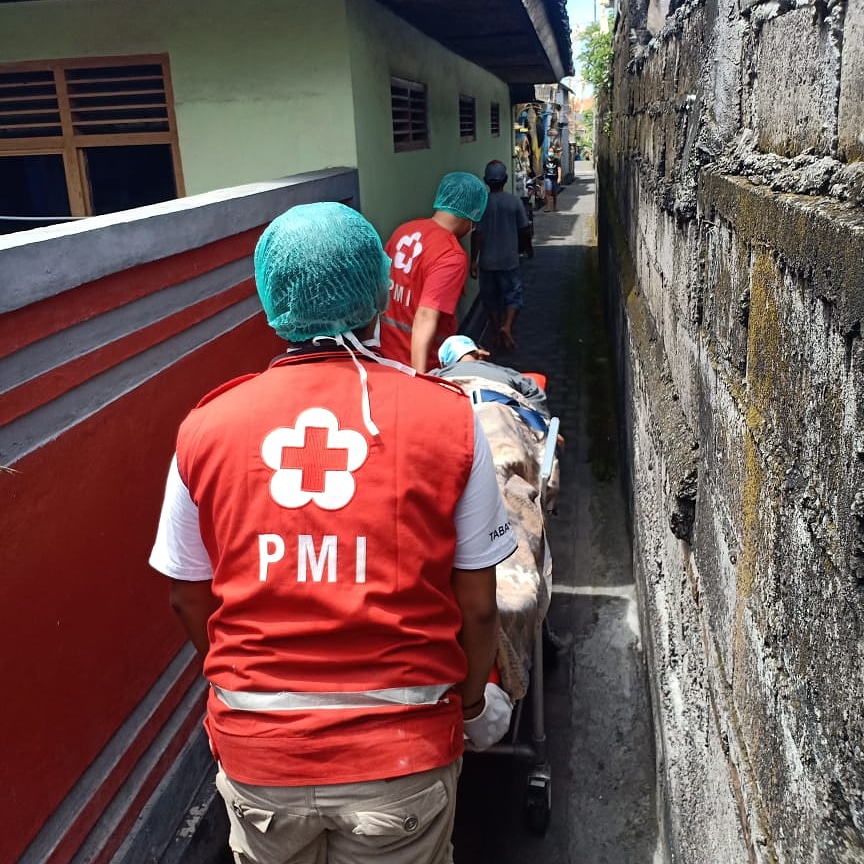 Ambulance PMI Rujuk Pasien Di Jl. Gunung Guntur
