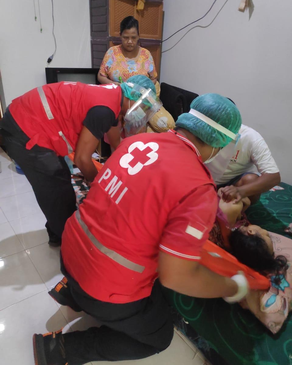 Siaga Ambulance PMI Rujuk Pasien Di Jl. Sutoyo