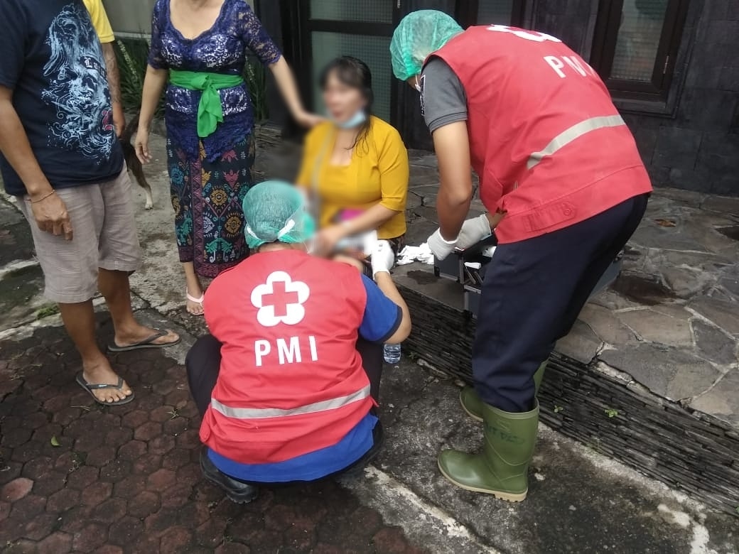 Ambulance PMI Penanganan Korban Lakalantas Jl. Imam Bonjol