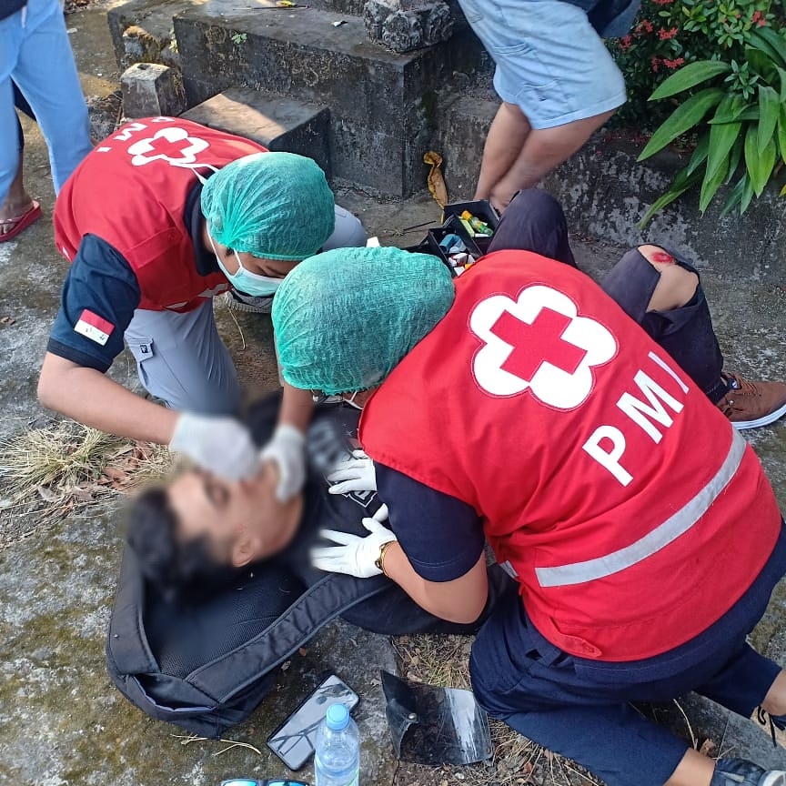 Ambulance PMI Penanganan Korban Lakalantas Jl. Teuku Umar Barat