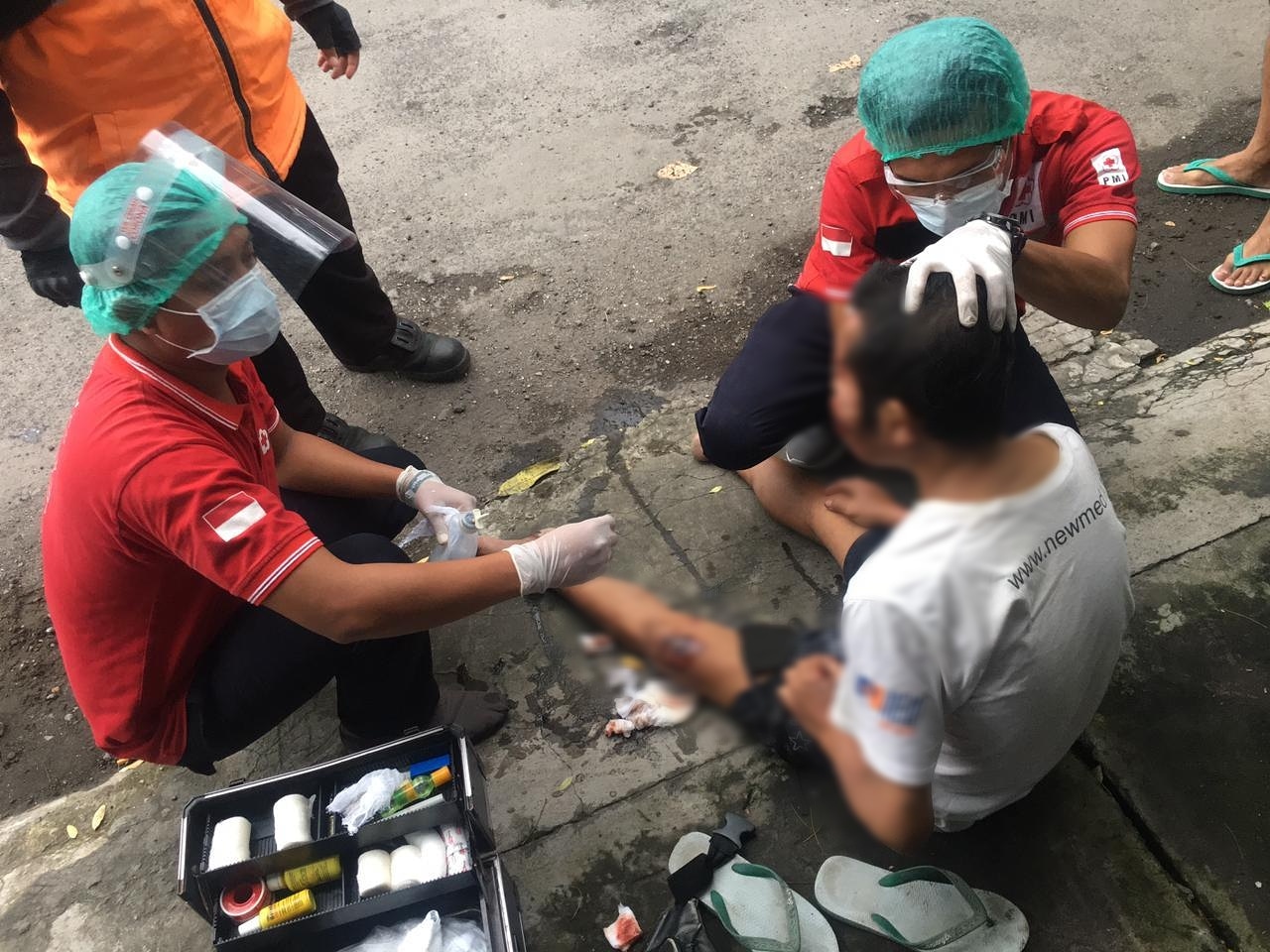 Ambulance PMI Penanganan Korban Lakalantas Jl. Pulau Lingga
