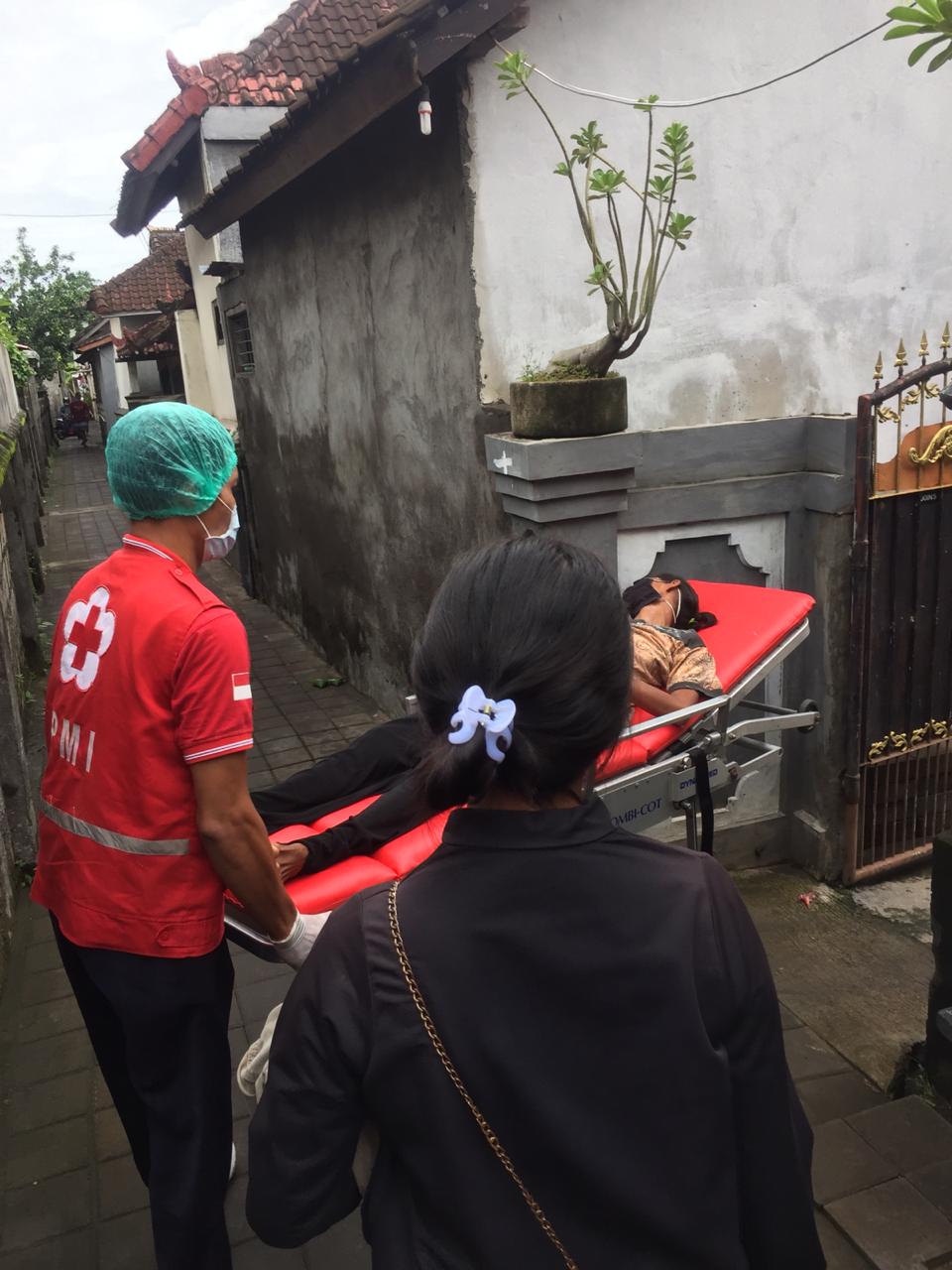 Ambulance PMI Rujuk dari Rsud Wangaya ke Rumah