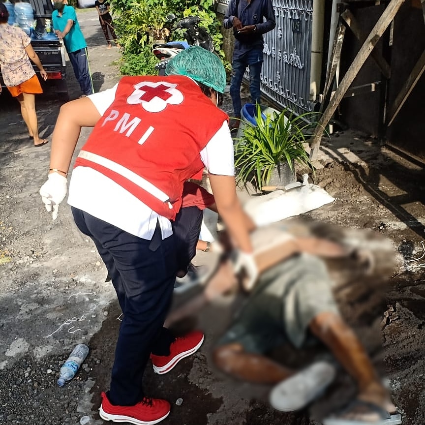 Ambulance PMI Evakuasi Orang Terjatuh di Jl. Padang Indah
