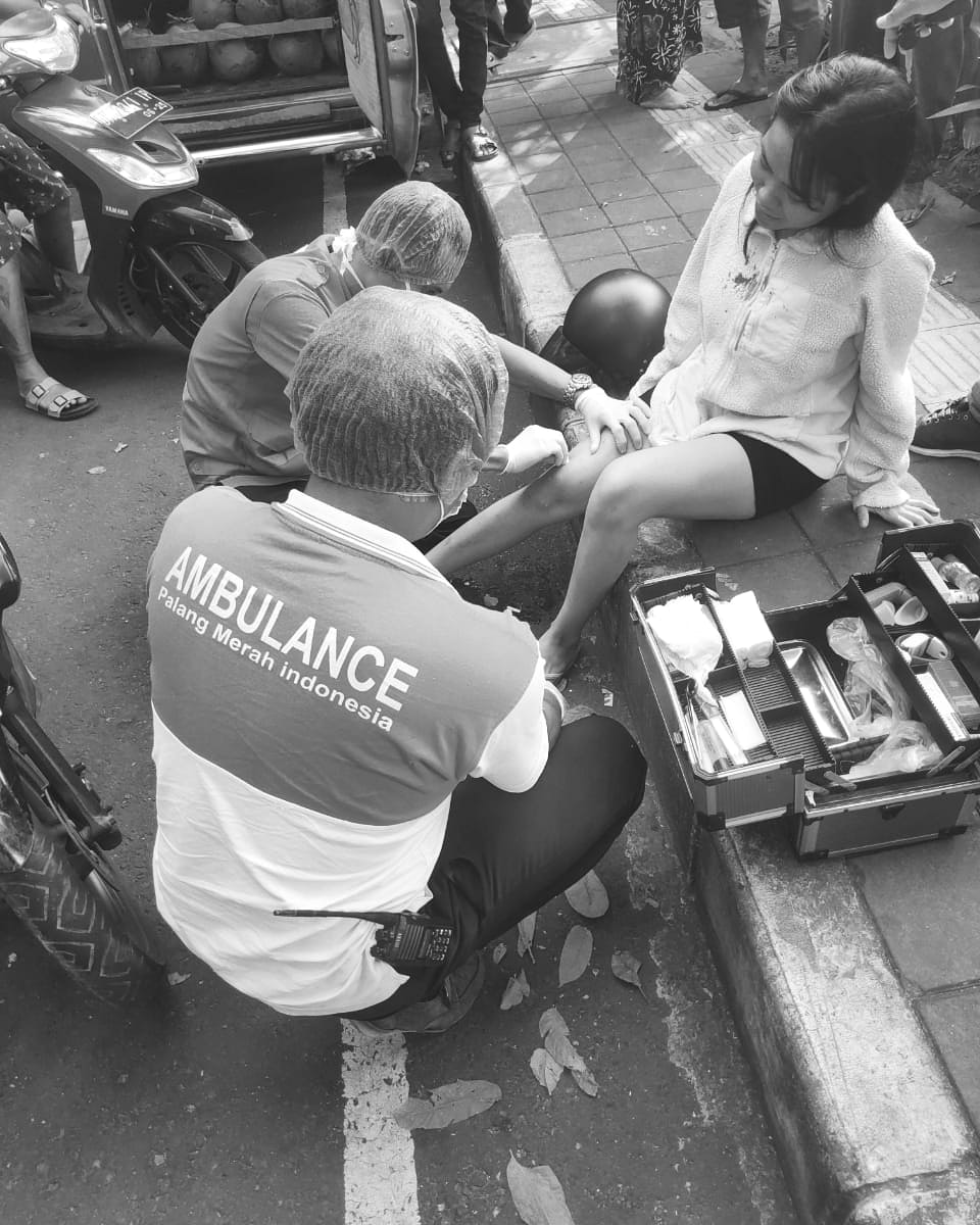 Ambulance PMI Penanganan Korban Lakalantas Jl. Gunung Batukaru