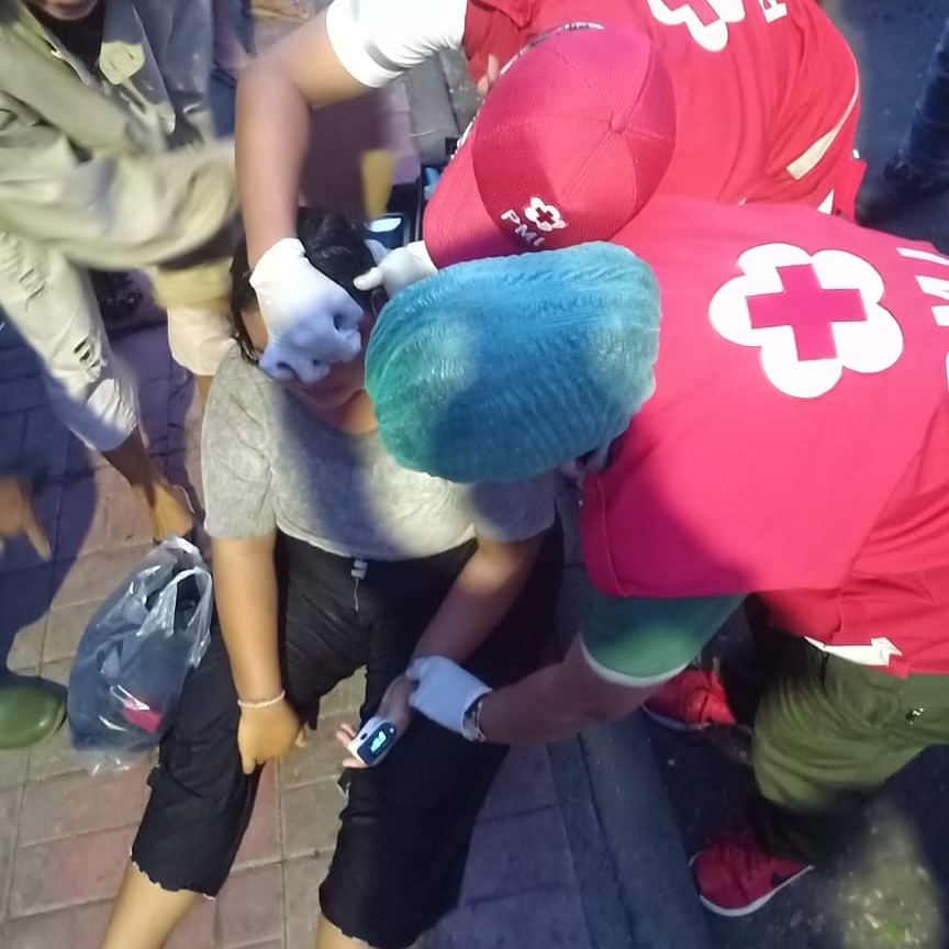 Ambulance PMI Evakuasi Orang Pingsan Di Jl. Gunung Raung