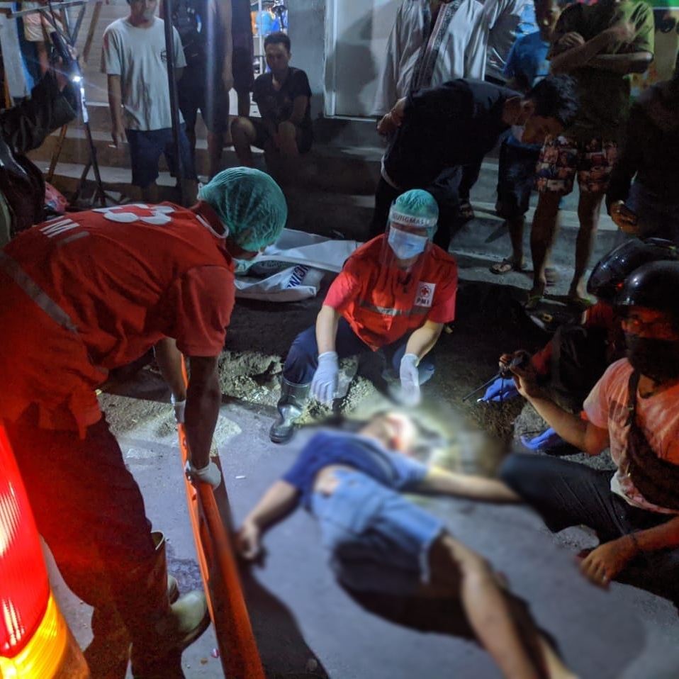 Ambulance PMI Penanganan Korban Lakalantas Jl. Taman Pancing