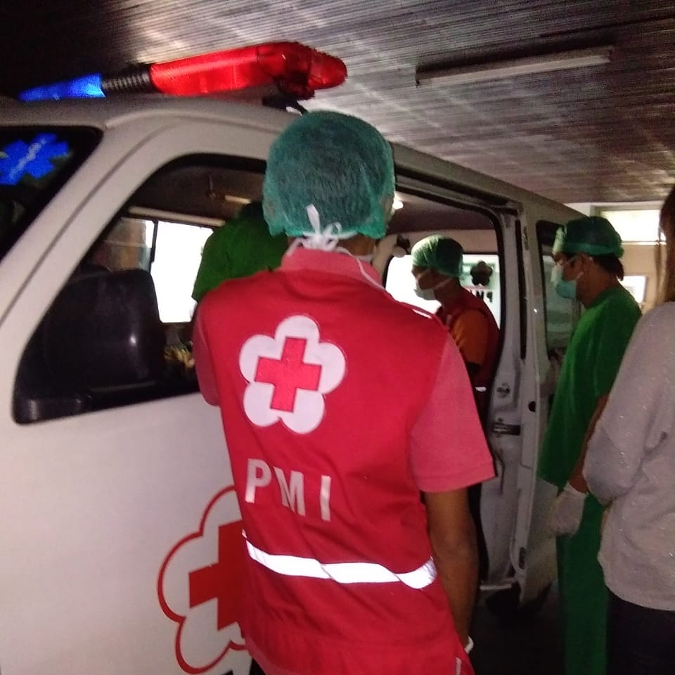 Ambulance PMI Rujuk Pasien Di Jl. Kepuh Segina