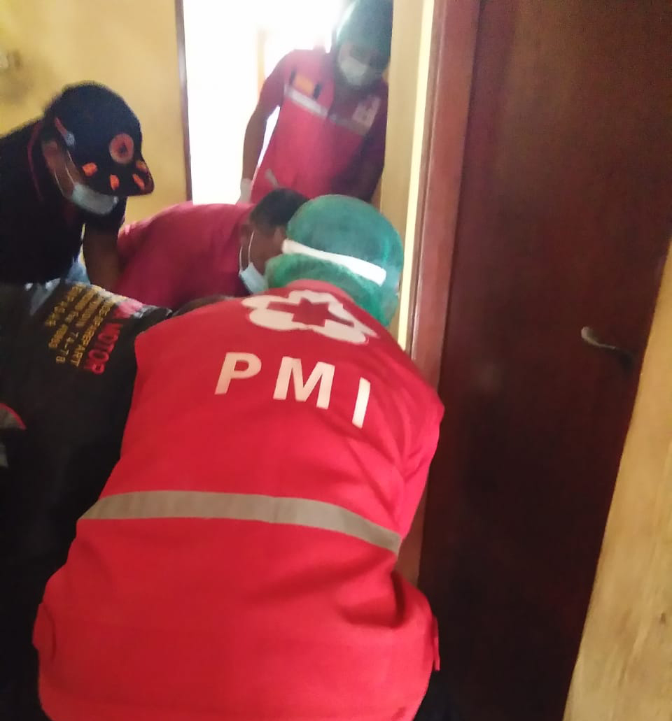 Ambulance PMI Rujuk Pasien di Jl. Pulau Singkep