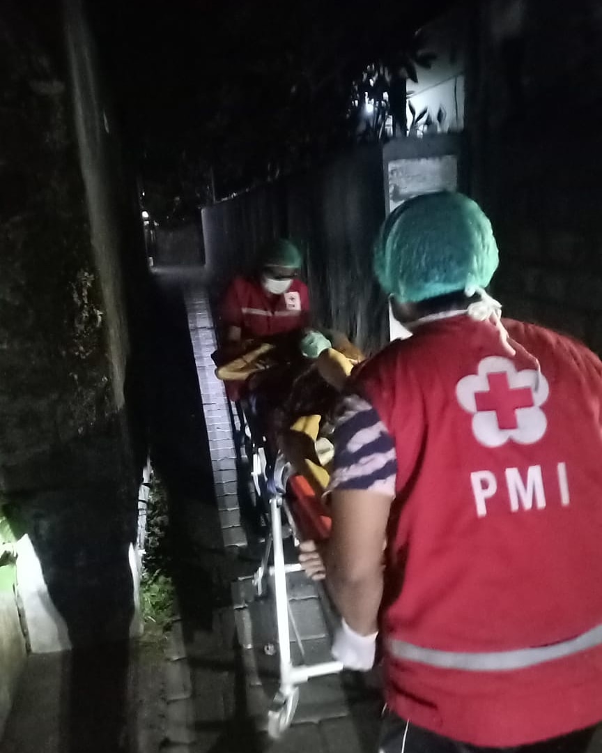 Ambulance PMI Rujuk Pasien Di Jl. Imam Bonjol