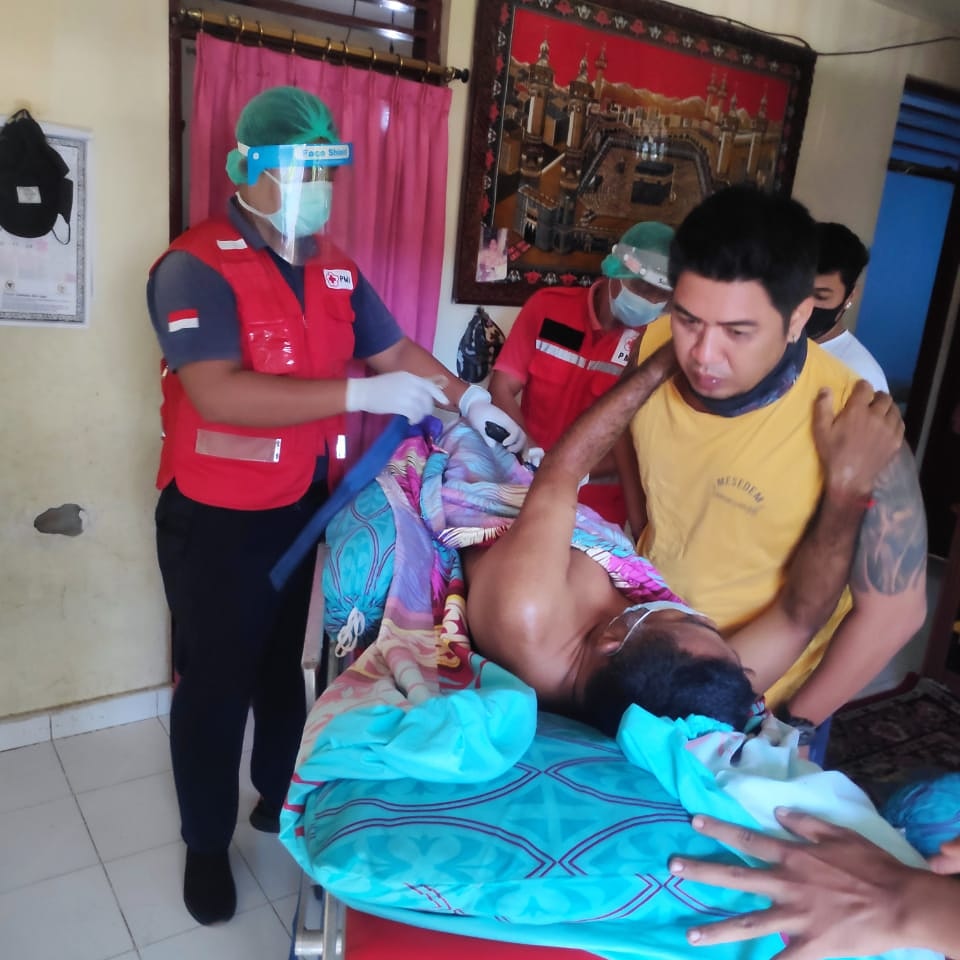 Ambulance PMI Rujuk Pasien Di Jl. Wibisana Barat