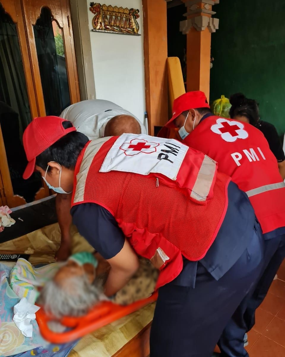 Ambulance PMI Rujuk Pasien Di Jl. Pulau Roti