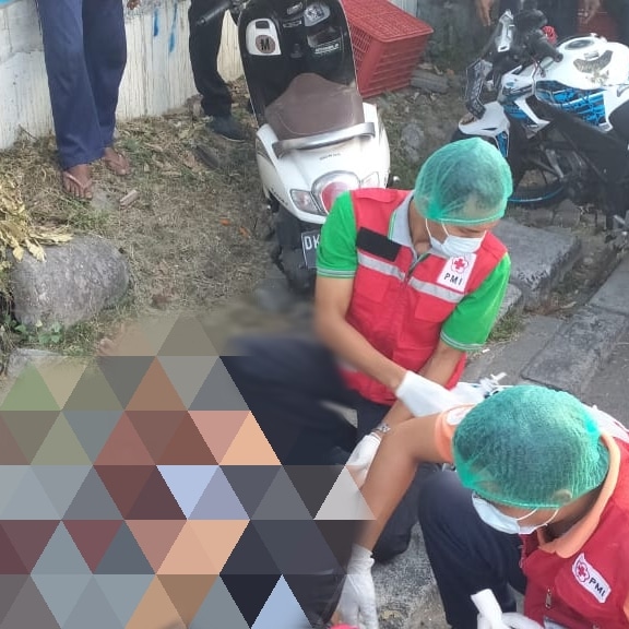 Ambulance PMI Penanganan Korban Lakalantas Jl. Bypass Ngurah Rai Sanur