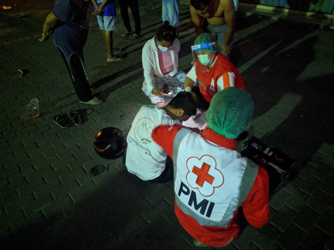 Ambulance PMI Penanganan Lakalantas Jl. Gunung Soputan