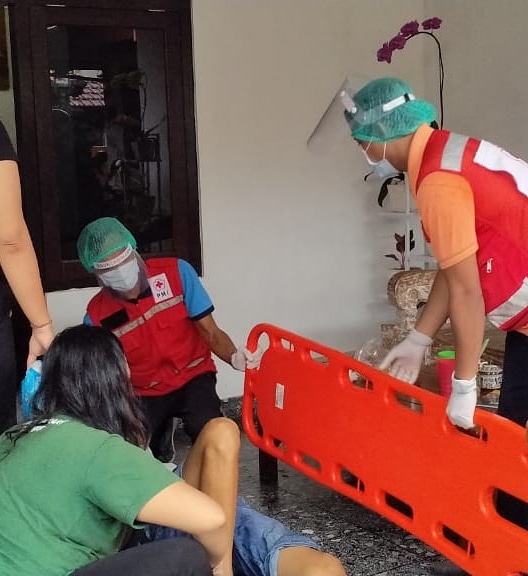 Ambulance PMI Rujuk Pasien Di Jl. Imam Bonjol