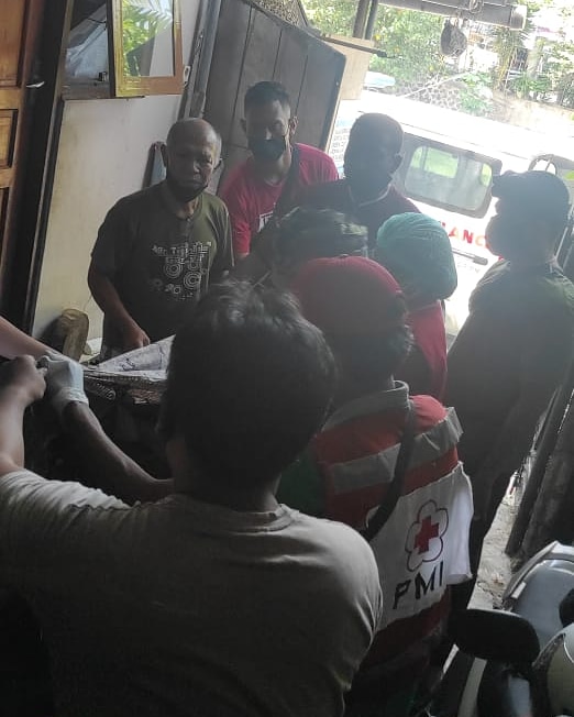 Ambulance PMI Evakuasi Jenazah di Jalan Pulau Biak