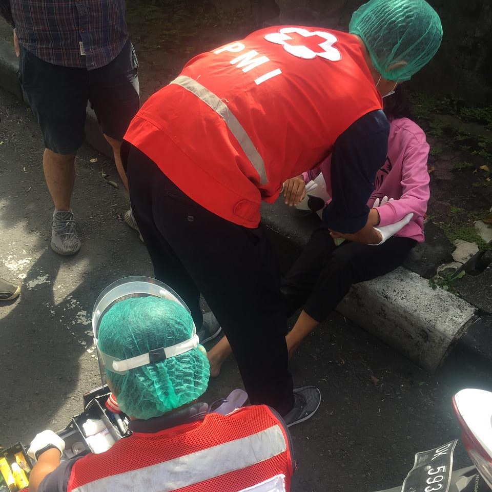 Ambulance PMI Penanganan Korban Lakalantas Jl. Imam Bonjol
