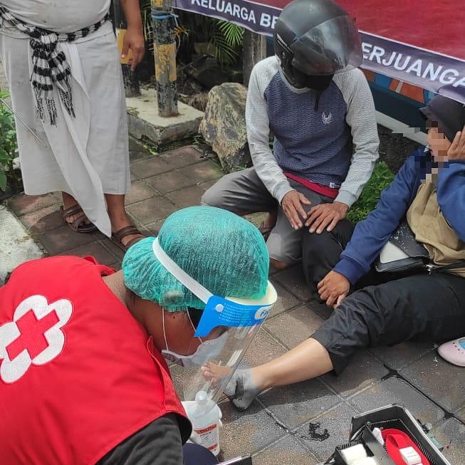 Ambulance PMI Penanganan Korban Lakalantas Jl. Imam Bonjol