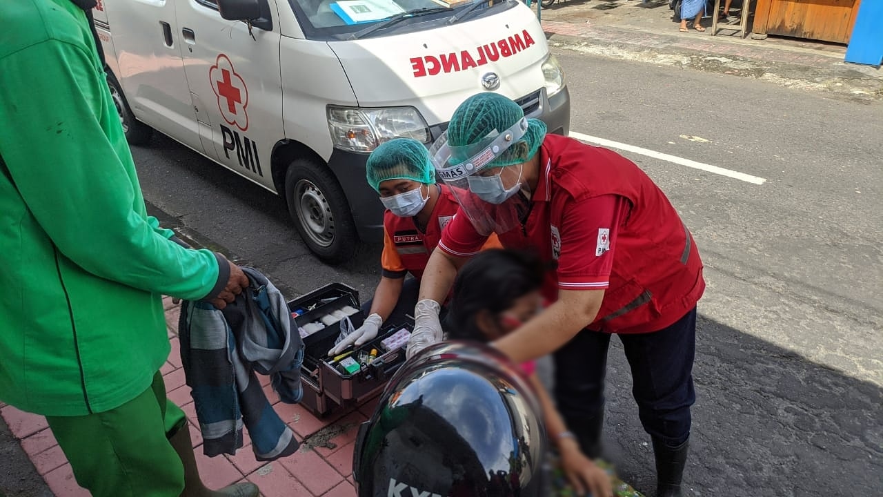 Ambulance PMI Penanganan Korban Lakalantas Jl. Gunung Merapi