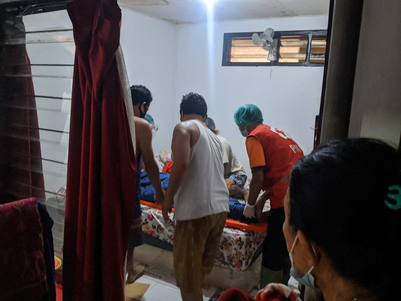 Ambulance PMI Rujuk Pasien Di Jl. Gunung Bromo