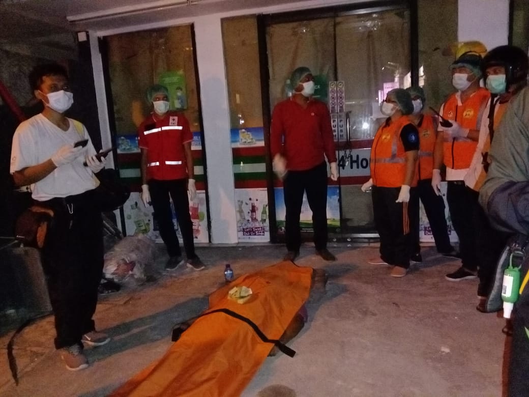 Ambulance PMI Penanganan Korban Lakalantas Jl. Letda Made Putra