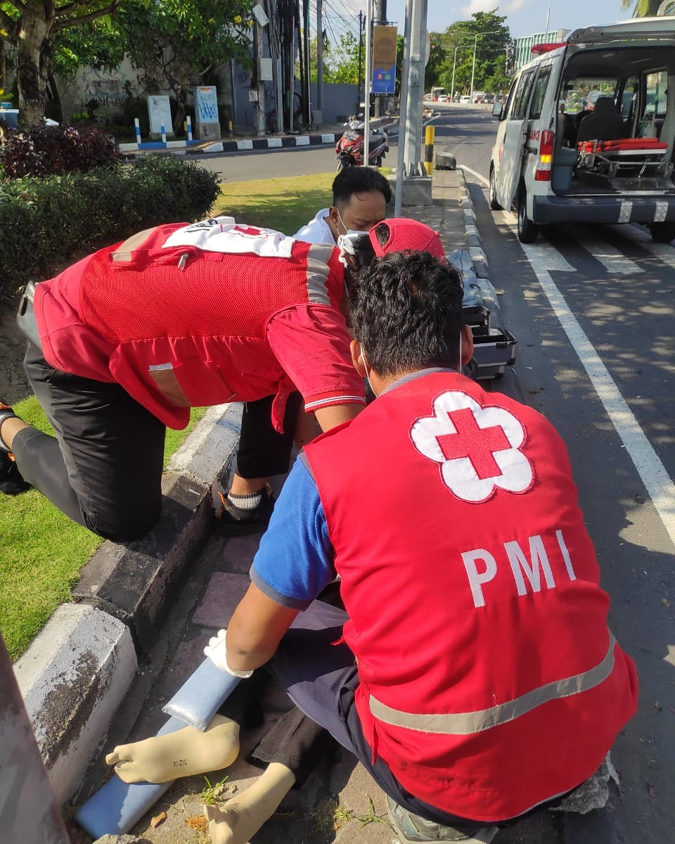 Ambulance PMI Penanganan Korban Lakalantas Jl. Imam Bonjol