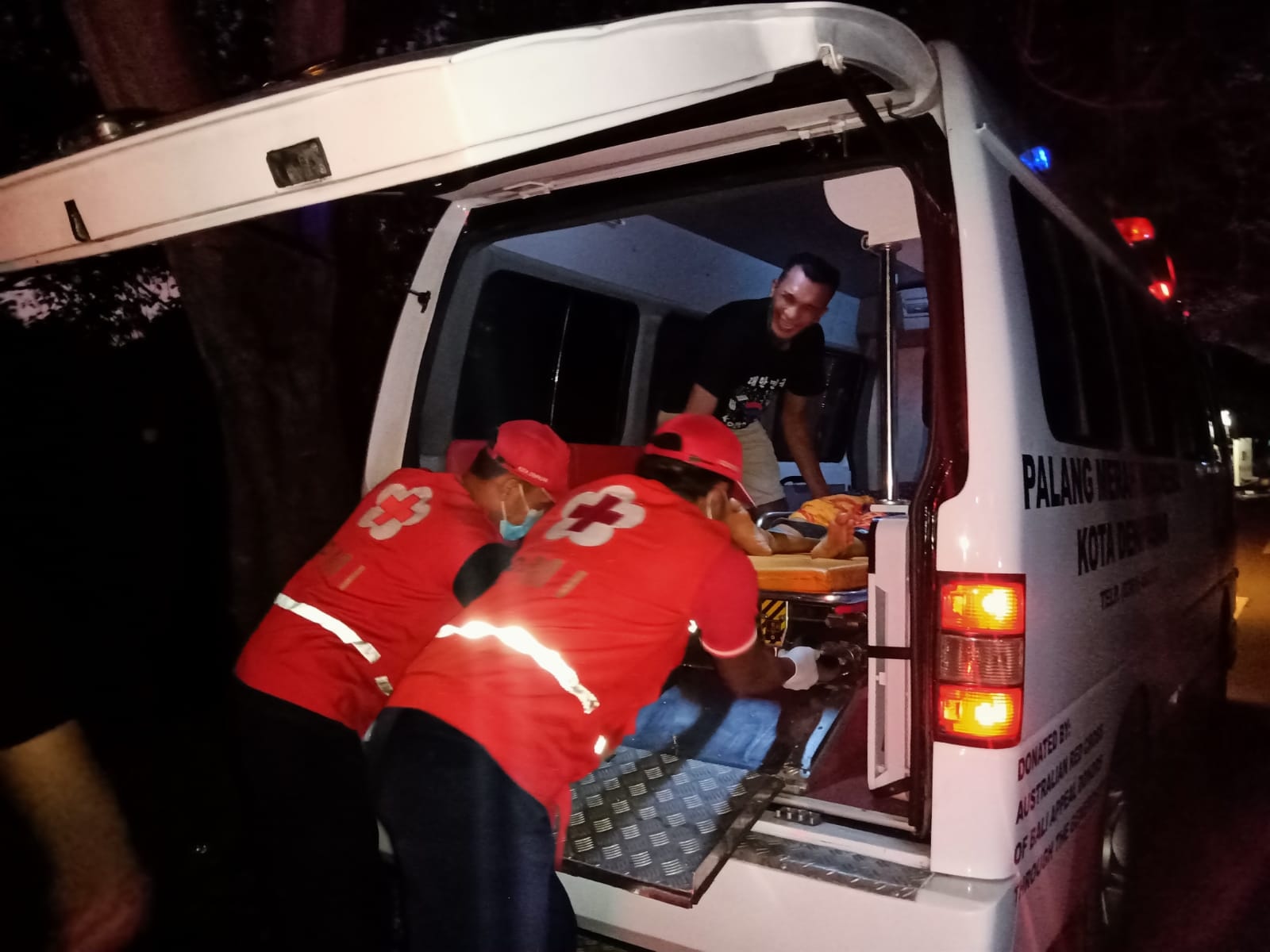 Ambulance PMI Evakuasi Ibu Melahirkan