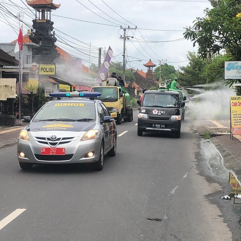 PMI Spraying disinfektan Wilayah Kelurahan Pemogan